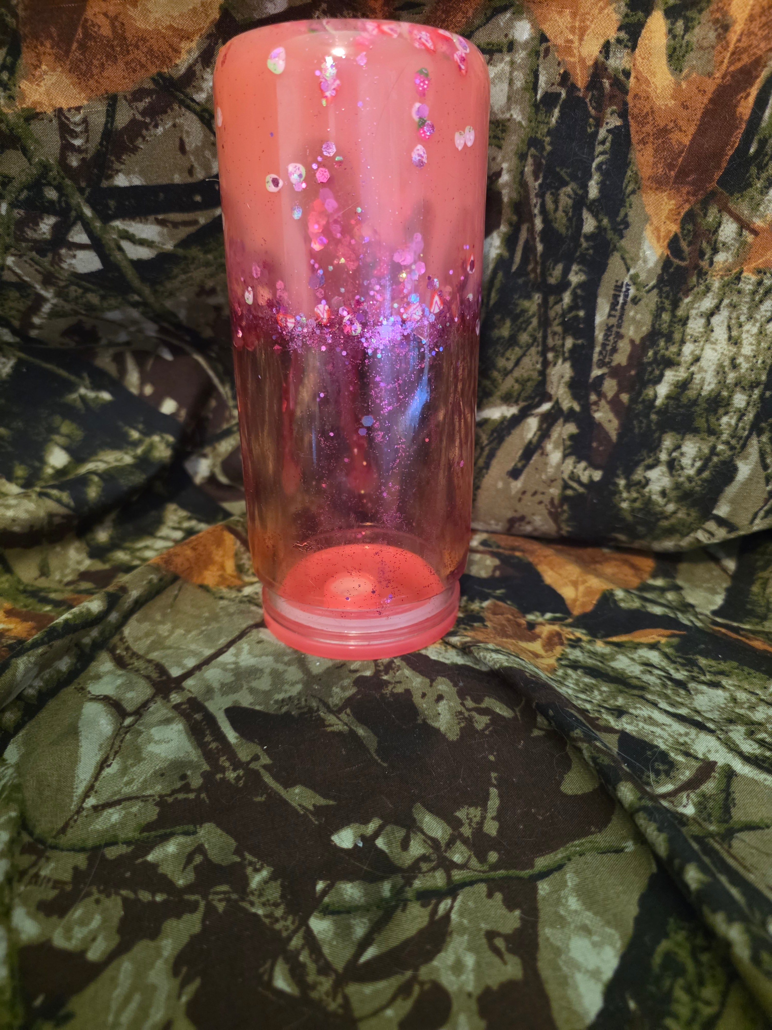 20 oz Plastic Snow Globe Tumbler – Strawberry Glitter Shimmer Cup